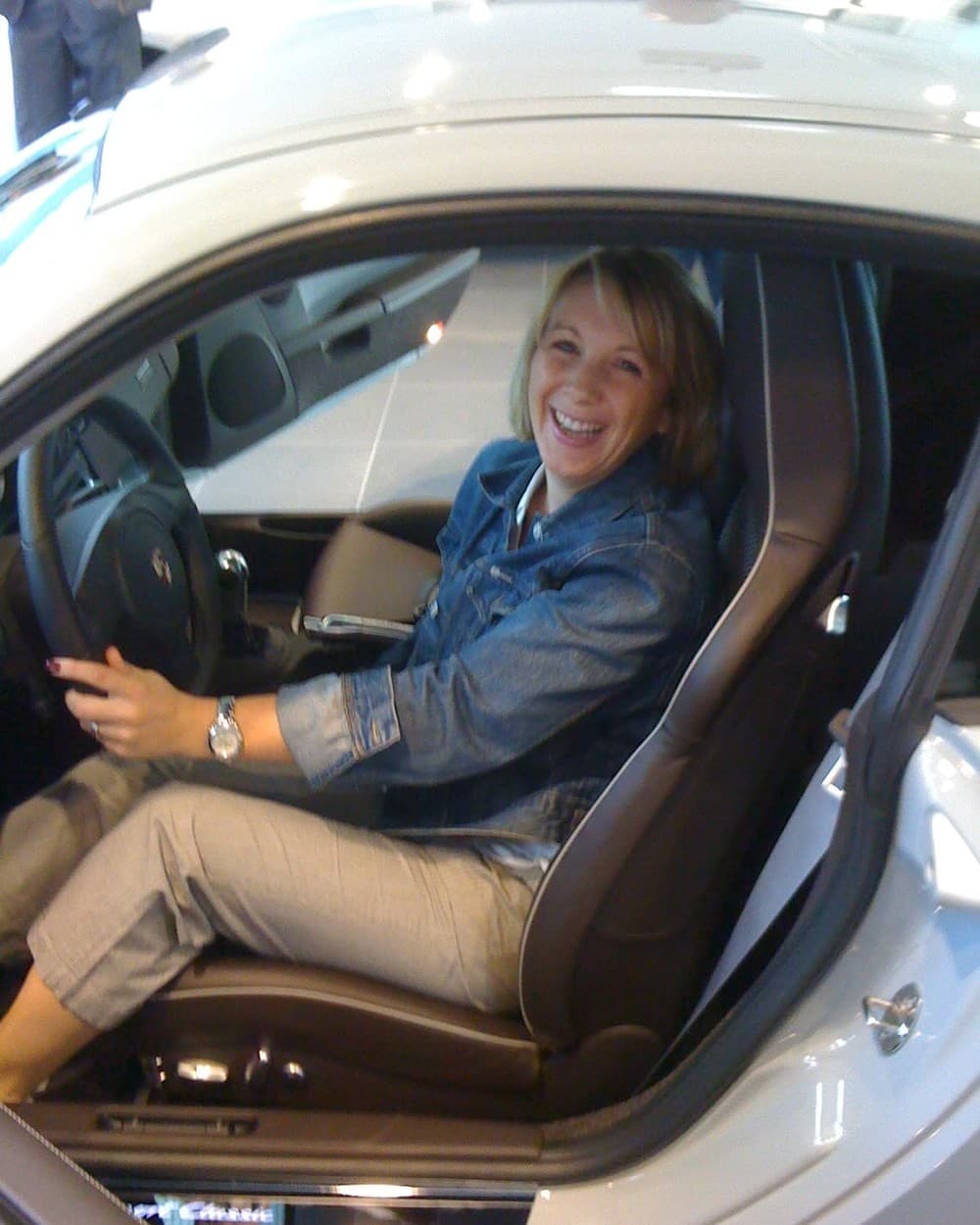 Sylvie, dirigeante de l'Atelier Mécanique Gayon, au volant d'une Porsche